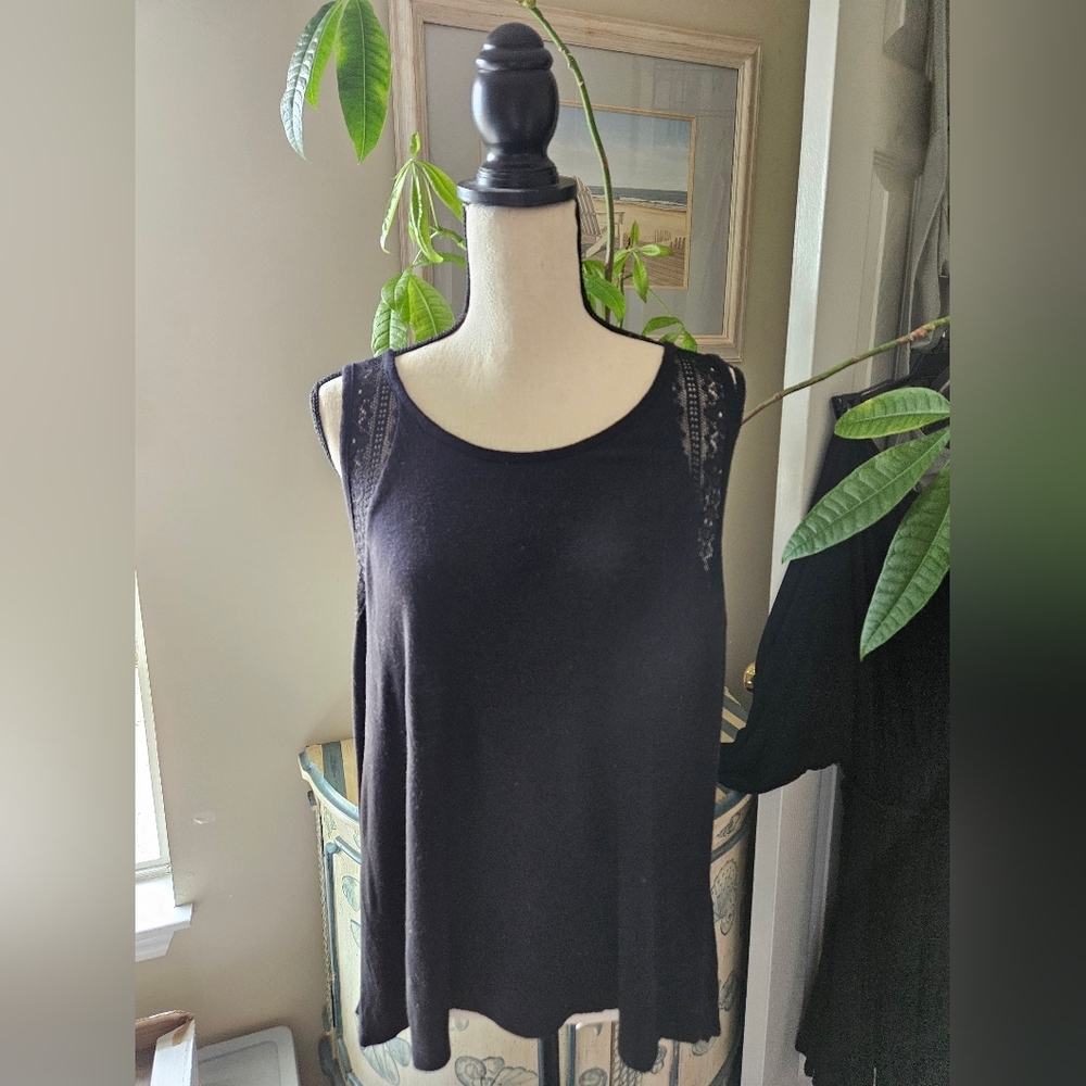 Black tank top sx 3x but fits like 1x